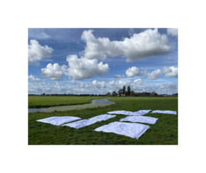 zicht op boerderij met lakens en wolken ©Huub van der Loo